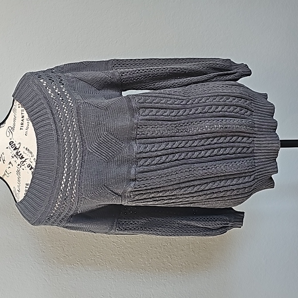 BEAUTIFUL DARK GRAY KNIT SWEATER SIZE MEDIUM